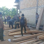 Petugas gabungan saat mendatangi lokasi penyimpanan kayu yang diduga ilegal di Kecamatan Parengan, Tuban.