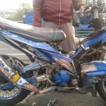 Kondisi motor korban usai menabrak truk.