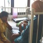 YATIM. Malik ditunggu ibu dan neneknya di Kamar Merati III A rumah sakit (RS) Dr R Koesma Tuban. foto : suwandhi/BANGSAONLINE