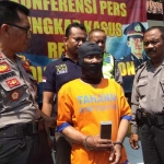 Kapolsek Prambon AKP Sumarsono (kiri) menunjukkan tersangka beserta barang bukti berupa Hp.