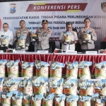 Kapolda Jatim saat konferensi pers terkait beras oplosan di Sidoarjo.