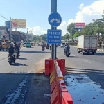 Water barrier yang terpasang di JPO depan DTC Wonokromo arah Kebun Binatang Surabaya.
