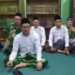 Gus Salam (paling depan) saat konferensi pers.