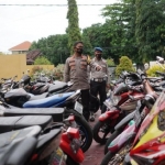 Kapolres Probolinggo Kota, AKBP RM. Jauhari saat meninjau motor-motor milik pelaku kejahatan maupun hasil kejahatan.