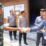 Kapolres dan Dandim Ngawi saat membagikan nasi kotak di TPS.