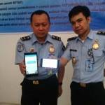 Kepala Kantor imigrasi Blitar, Mulkan Lekat menunjukan layanan SMS Gateway
