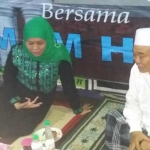 Dr KH Asep Saifuddin Chalim, MA dan Khofifah Indar Parawansa dalam acara Istighotsah Mengawal Kepemimpinan Khofifah Indar Parawansa dan Emil Elestianto Dardak di depan kantor MWCNU Tambaksari Surabaya, Ahad malam (16/9/2018). Foto: bangsaonline.com