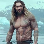 Para wanita kepincut sosok ini. foto: warner bros