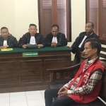 Terdakwa Henry Boomerang saat menjalani sidang di PN Surabaya.