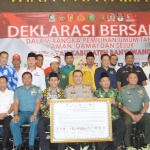 Kapolres bersama perwakilan partai politik foto bersama usai deklarasi bersama. foto: GANDA/ BANGSAONLINE