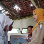 
Salah satu sekolahan di Kecamatan Sumberejo gentengnya bolong serta temboknya retak-retak saat dipotret beberapa waktu lalu.