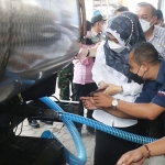 Bupati Mojokerto, Ikfina Fahmawati, ketika memantau distribusi minyak goreng di Mojosari.