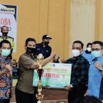 Penyampaian hadiah untuk RT 01 RW 02 sebagai Juara Pertama Lomba Siskamling Tingkat Kelurahan Ngronggo. (foto: ist.)