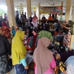 Masyarakat kurang mampu tampak antusias mendatangi bazar baju bekas layak pakai gratis di Desa Larangan Dalam, Kecamatan Larangan kabupaten Pamekasan.