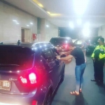 Satuan Patroli Jalan Raya (PJR) Direktorat Lalu Lintas (Ditlantas) Polda Metro Jaya menangkap seorang buronan Bareskrim Polri di Tol Jakarta Outer Ring Road (JORR).Foto: Dok. Ditlantas Polda Metro Jaya.