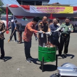 Bupati Sidoarjo bersama Kejari saat memusnahkan barang bukti berupa narkoba dan Senjata Api di halaman kantor kejari setempat.