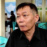 Gunawan, ayah korban bunuh diri saat memberi keterangan kepada wartawan. Foto: Ist