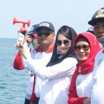 Arumi Bachsin membuka secara resmi babak kualifikasi Pekan Olahraga Nasional (PON) XX/2020 cabang olahraga (Cabor) selam, di perairan Pantai Pasir Putih, Kabupaten Situbondo, Selasa (29/10). 