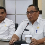 Kepala BPPKAD Gresik AM Reza Pahlevi (kiri) dan Sekda Achmad Washil Miftahul Rachman saat rapat dengan DPRD. Foto: SYUHUD/ BANGSAONLINE