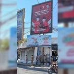Satpol PP Sampang saat menertibkan reklame Ganjar Pranowo. Foto: Dok Satpol PP Sampang/BANGSAONLINE