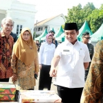 Wali Kota Pasuruan, Adi Wibowo, saat mengunjungi sejumlah stan karya siswa dari SMK swasta.