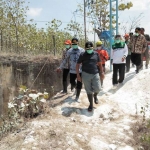 Wabup Noor Nahar Hussein (depan) saat meninjau lokasi gua di Desa Jadi, Kecamatan Semanding.