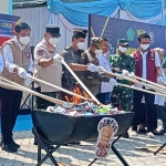 Pemusnahan rokok ilegal di Sidoarjo.