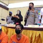 Tersangka Ibnu Rocmatulloh (masker hitam, bawah) dan barang bukti.