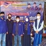 Suhandoyo, didampingi Ainul Fuad, Mahmud, Gus Kurdi Muhammad, Erni Rofika Syaiful Anwar, dan Nur Rachmad Yani Hidayatullah saat meninjau vaksinasi di Ponpes Al Qonaah. (foto: SYUHUD/ BANGSAONLINE)