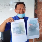 Ketua Harian Tim Advokasi Niat, Irfan Choirie, S.H. menunjukkan foto mobdin milik Pemkab Gresik jenis Toyota Innova dan mobil milik Agung jenis Mitsubishi Pajero. Irfan menuduh mobdin Innova itu dibarter dengan Pajero untuk keperluan kampanye salah satu paslon. foto: SYUHUD/ BANGSAONLINE