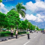 Kapolres Gresik AKBP Arief Fitrianto bersama Kasatlantas AKP Yanto Mulyanto saat cek kesiapan ETLE. foto: ist.