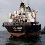 Kapal tanker MT Joaquim asal Singapura pengangkut 2.900 ton minyak mentah jenis light crude oil (LCO) terombang-ambing di tengah perairan utara Pulau Rupat, Kabupaten Bengkalis, Riau, Senin (10/8). (foto: merdeka)