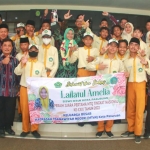 Lailatul Amelia dan M. Lutfi Irhamni (berkalung bunga) disambut meriah di Kantor Wali Kota Pasuruan.