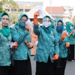 Ketua TP PKK drg. Adisti Dwipayanti, Sp.Ort, saat turun langsung dalam pembagian masker.
