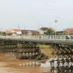 Inilah Jembatan Lama Kota Kediri yang saat ini harus ditutup sementara oleh Pemkot Kediri. foto: MUJI HARJITA/ BANGSAONLINE