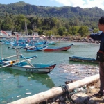 Perahu-perahu nelayan yang raib mesin penggeraknya.