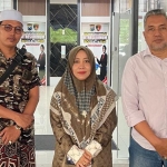  Keluarga korban (kiri) didampingi Direktur Muslimah Humanis Indonesia Mutmainnah (tengah) dan pengacara Ali Maulidi usai melaporkan hilangnya korban pencabulan ke Polda Jatim