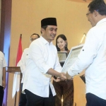 Wakil Wali Kota Pasuruan, Adi Wibowo, saat menyerahkan penghargaan kepada pemenang dalam ajang Inovasi Pelayanan Publik 2022.