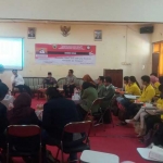 Diskusi Politik di Fakultas FISIP Universitas Bhayangkara Surabaya yang menghadirkan pembicara Dr. Syafiin (Kandidat Cagub Jatim), Mohammad Arbayanto (Komisioner KPU Jatim) dan Novy Setia Yunus (Dosen FISIP Ubhara). 