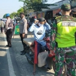  Koramil Padas bersama Polsek Padas menggelar operasi yustisi penegakan protokol kesehatan di Jalan Raya Ngawi-Caruban, Rabu (28/7/2021). (foto: ist)