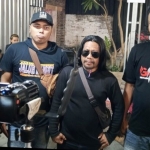 Sekretaris PAC PDIP Kebomas, Mega Bagus Saputra (berkacamata) usai mengikuti deklarasi bumbung kosong di Kecamatan Bungah. Foto: Ist.