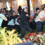 Kepala OJK Kediri Ismirani Saputri (kiri) saat berolahraga bersama Wali Kota Kediri Vinanda Prameswati. (Ist)