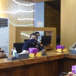 Wali Kota Kediri Abdullah Abu Bakar (kanan) dan Hendratno Argosasmito selaku Pemeriksa Bea Cukai Ahli Pertama (tengah) saat sosialisasi rokok polos kepada pemilik warung kopi di Kota Kediri secara daring. (foto: ist)