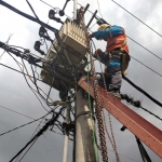 Tim teknis PLN ULP Pamekasan saat melakukan pemeliharaan