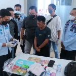 Tersangka T selaku pembawa narkoba melalui dubur yang akan dimasukkan Lapas Pemuda Madiun.