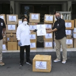 PT Surabaya Industrial Estate Rungkut (SIER) mendonasikan bantuan berupa ribuan baju hazmat dan masker medis, Kamis (23/4).