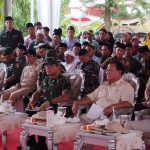 Menteri Pertahanan, Prabowo Subianto, saat meresmikan sumur bor di Pamekasan.