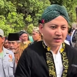 Bupati Trenggalek saat hendak melarung kepala kerbau di Dam Bagong.