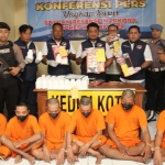 Kasatresnarkoba Polres Kediri Kota AKP Ipung Harianto (empat dari kiri) dan jajaran saat memimpin rilis pers ungkap kasus sindikat pengedar narkoba. Foto: Ist. 