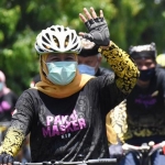 Gubernur Jawa Timur Khofifah Indar Parawansa saat gowes di Banyuwangi, Sabtu (4/11/2020). foto: ist/ bangsaonline.com